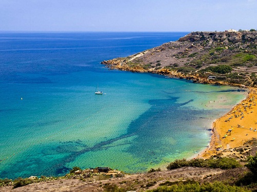 Do hàm lượng sắt cao trong cát, bãi biển ở vịnh Ramla thuộc đảo Maltese có màu cam tuyệt đẹp.
